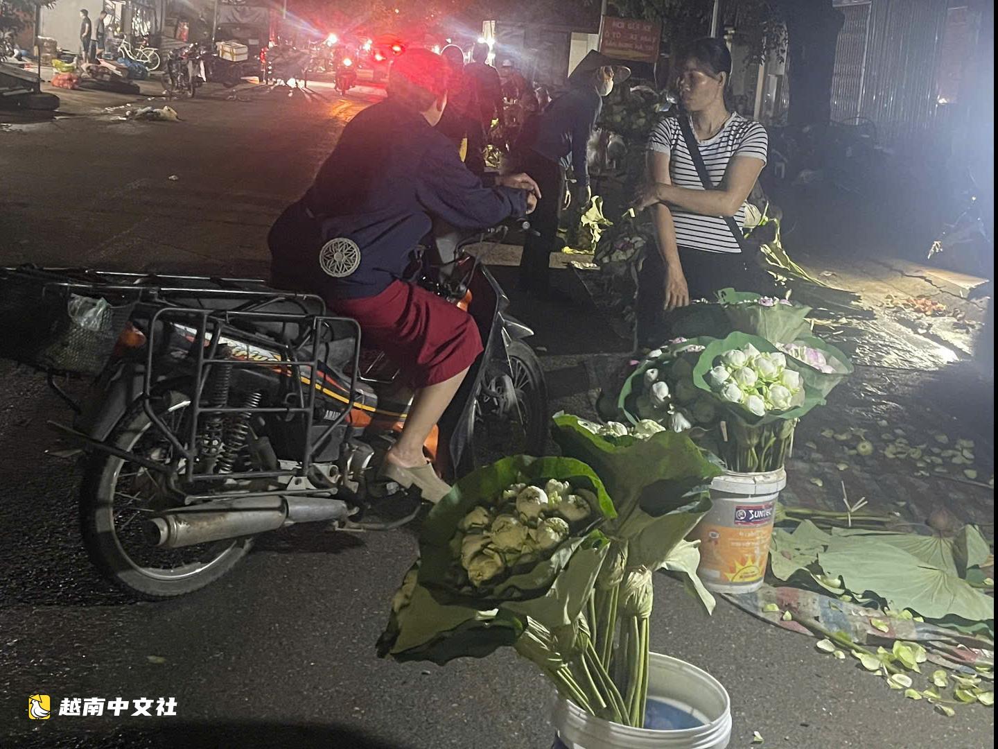 越南河內市市長指示檢查公墓旁大型“黑市”通宵運營問題