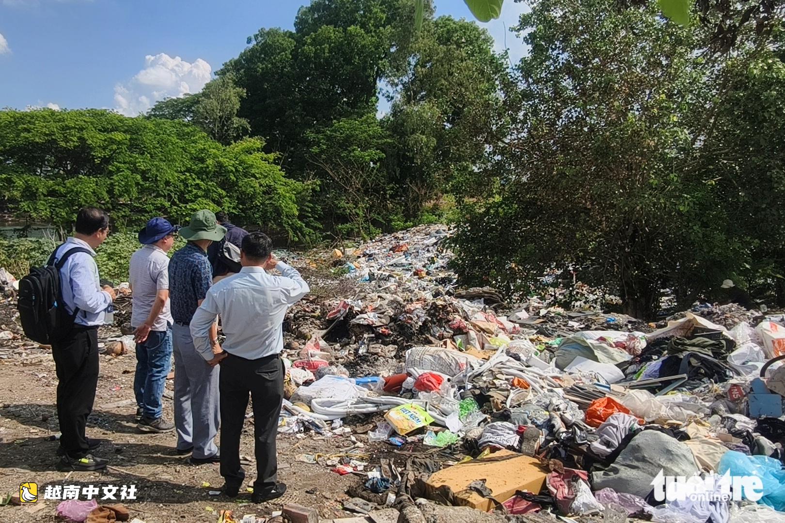 越南檢查處理平興和墓地旁垃圾堆問題 此前《青年報》曾報道