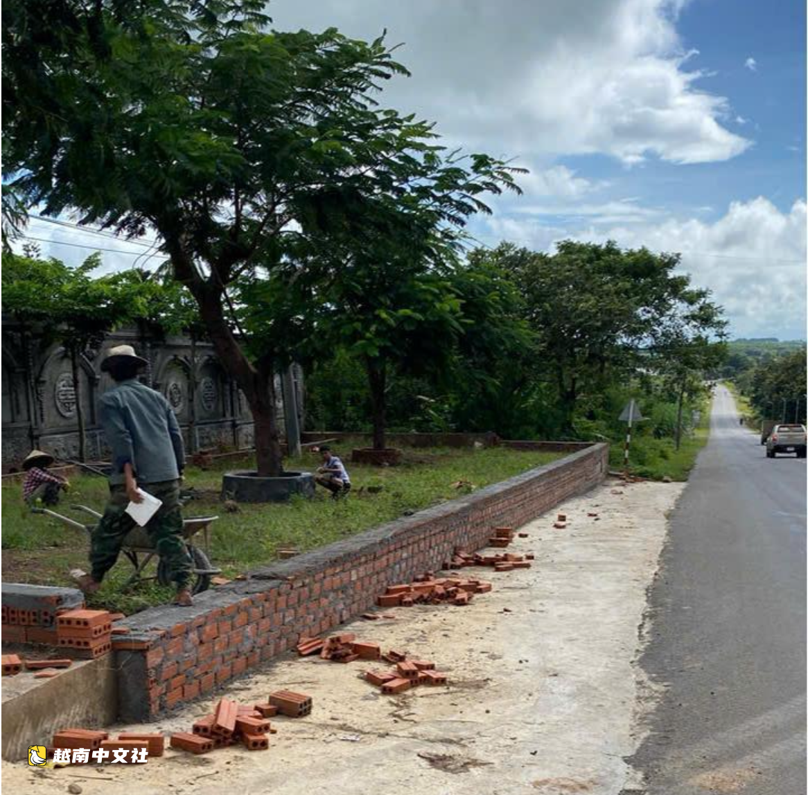 越南嘉萊省:宏偉大門侵佔公路用地,嚴重違規持續多年,地方為何不處理?