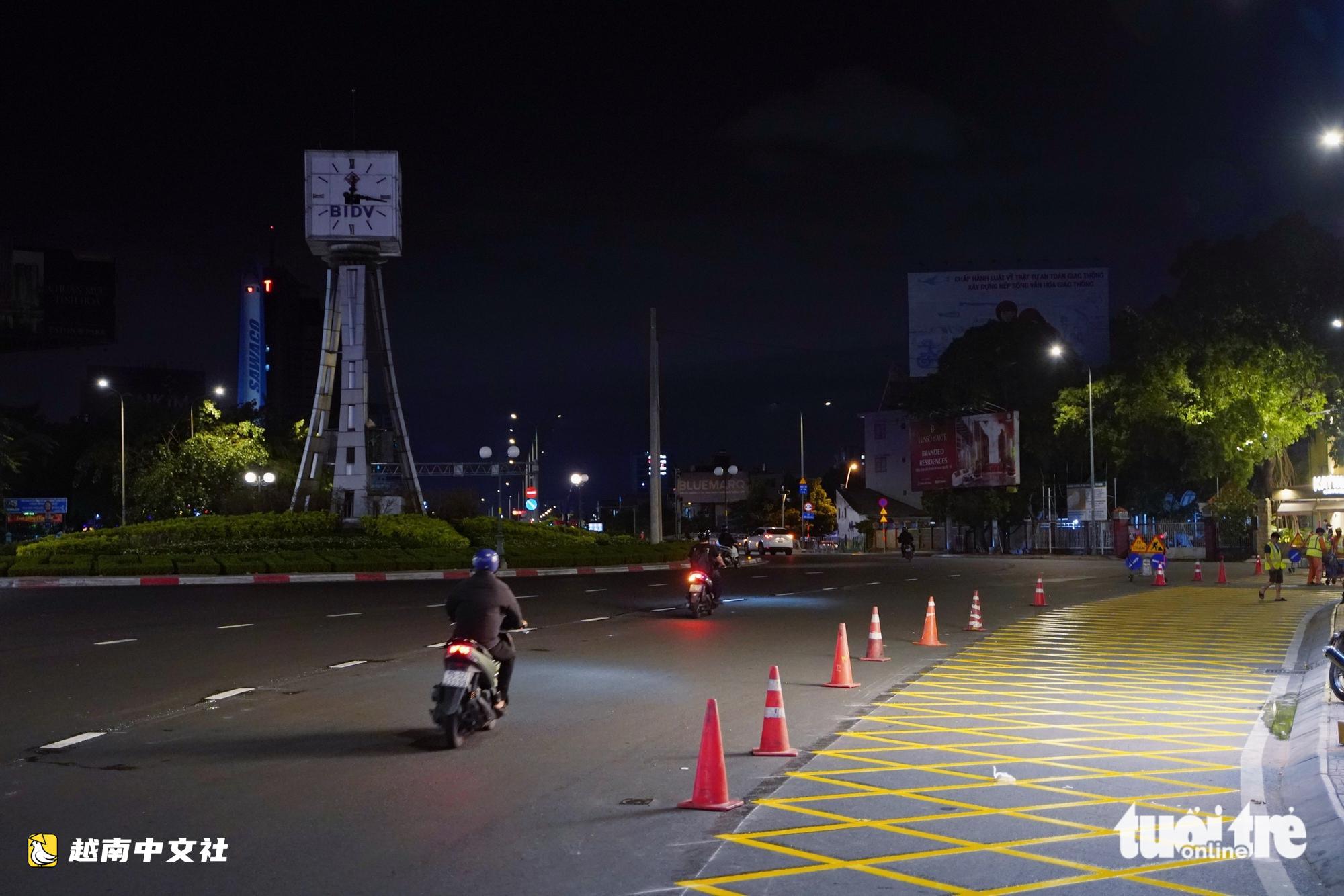 越南奠邊府-阮秉謙環島:連夜路面劃線、安裝護欄