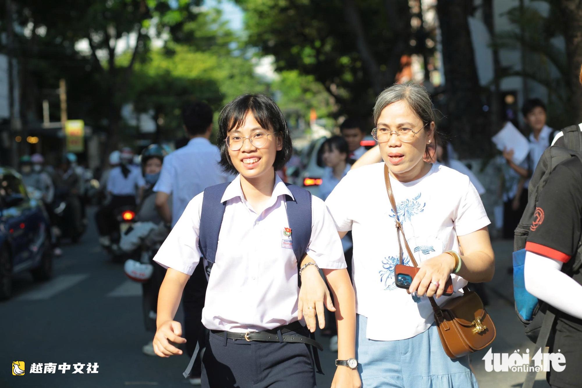 越南峴港考生輕鬆完成10年級英語考試