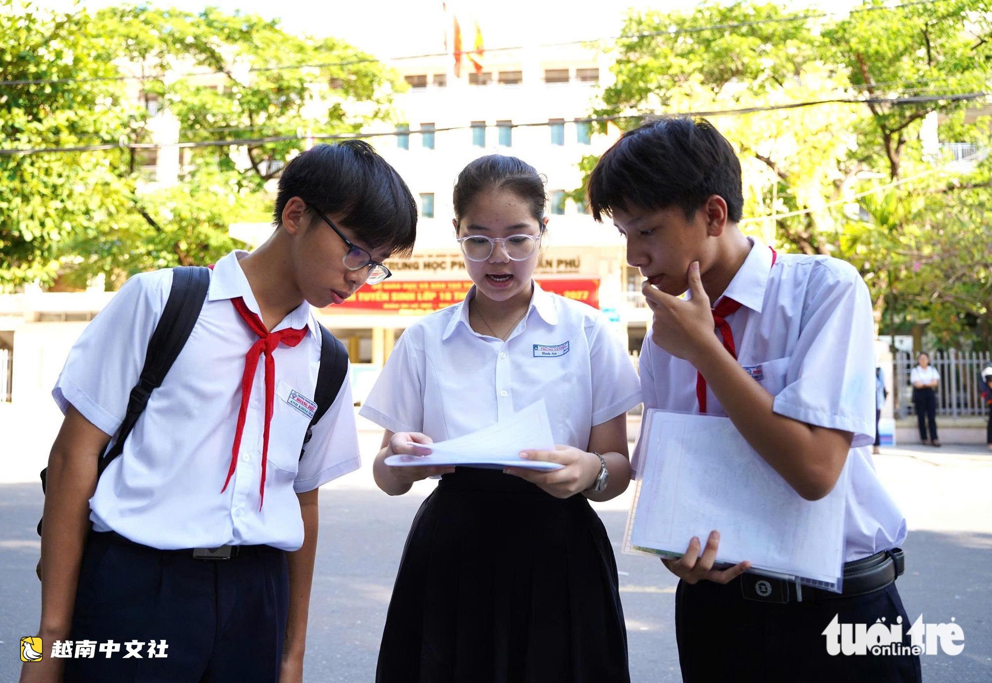 越南峴港考生輕鬆完成10年級英語考試