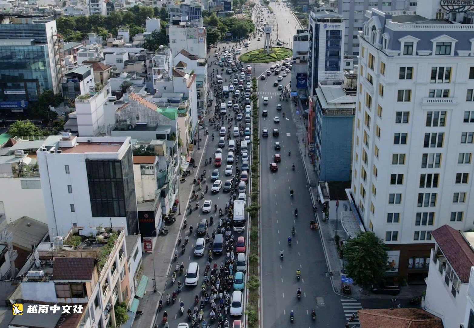 越南胡志明市市中心圓環首日啟用信號燈分流