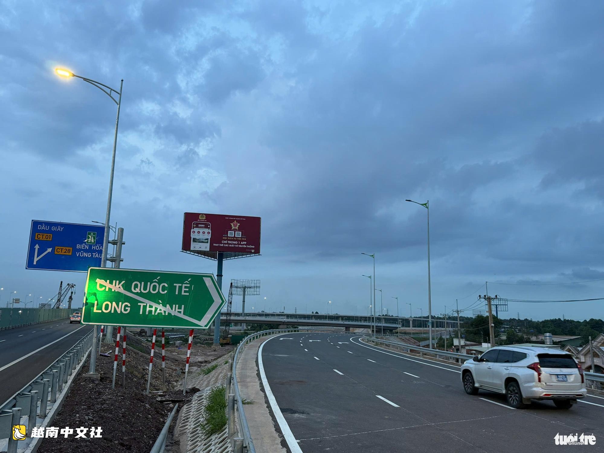 越南胡志明市-隆城高速車輛已開始走T2線進入邊和-頭頓高速