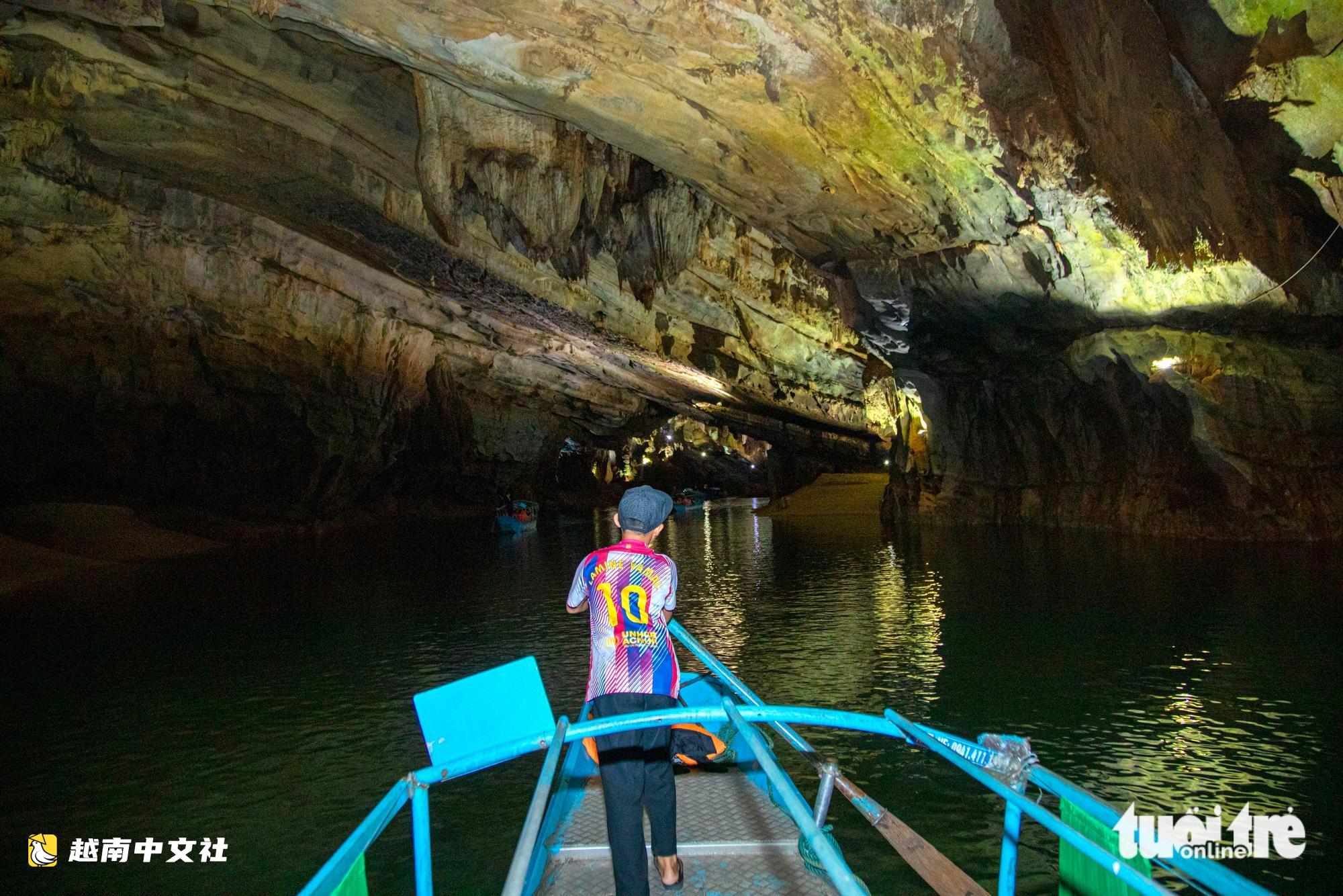越南遊客在酷暑高峰期蜂擁乘索恩河遊覽風芽洞