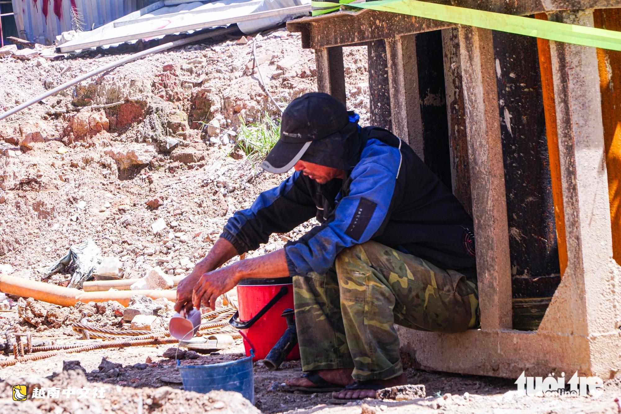 越南河內居民在首都最熱的一天頂著烈日謀生