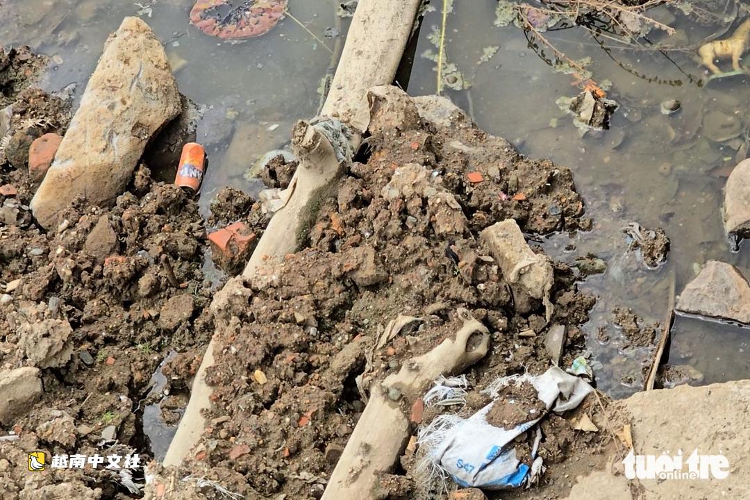 越南廣治古城護坡及湖底修繕完工後,建築廢料堆積湖中