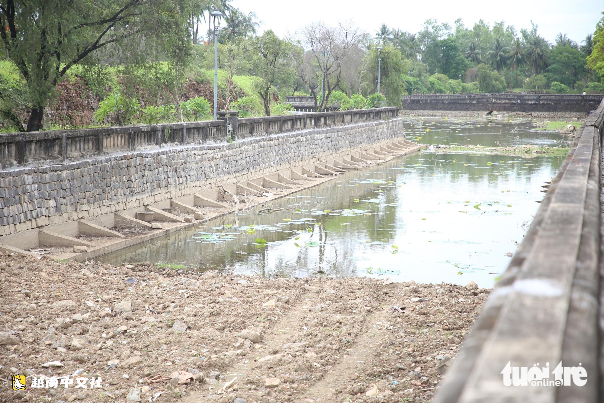 越南廣治古城護坡及湖底修繕完工後,建築廢料堆積湖中