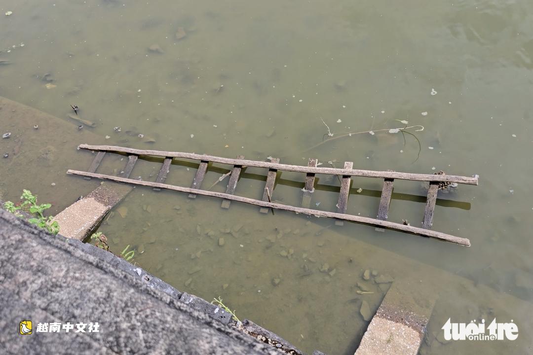 越南廣治古城護坡及湖底修繕完工後,建築廢料堆積湖中