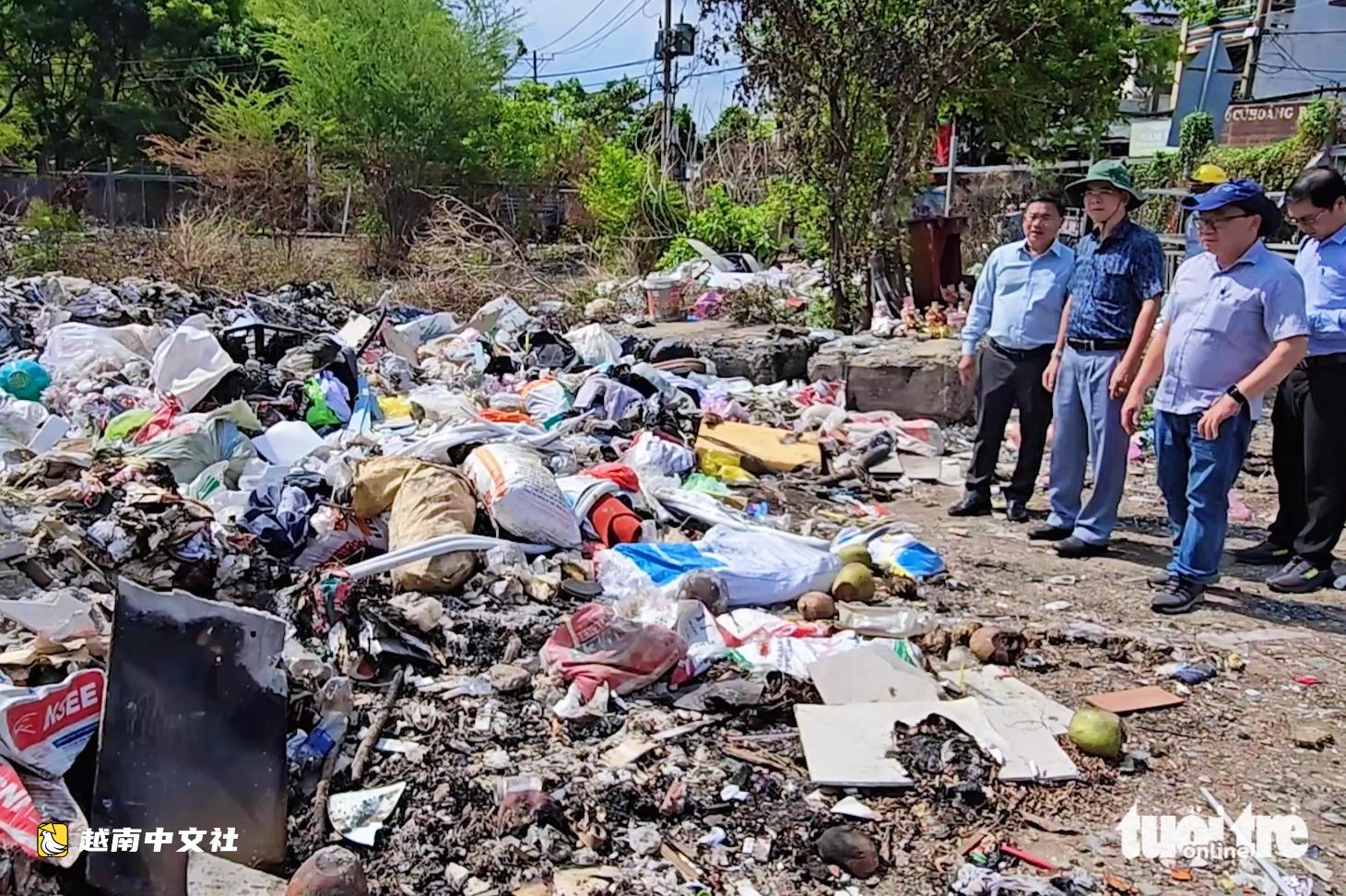 越南胡志明市自然資源與環境局領導提出阻止在平興和公墓非法傾倒垃圾的方案