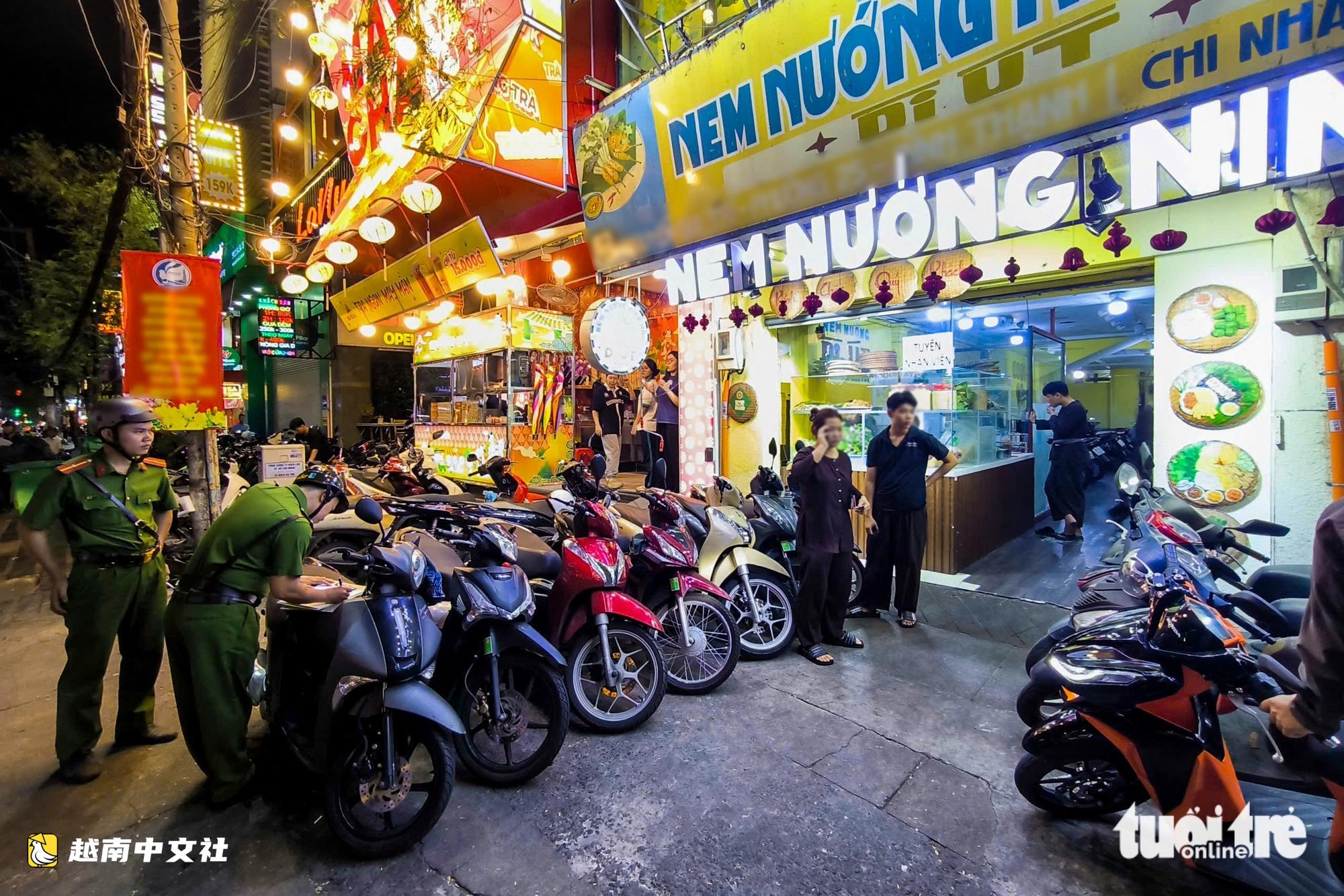 在人行道上走幾步卻要在攤位和車輛間穿行——越南胡志明市人行道被佔問題嚴重