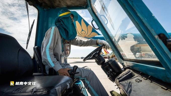 越南內排機場停機坪溫度超70度,地勤人員堅守崗位