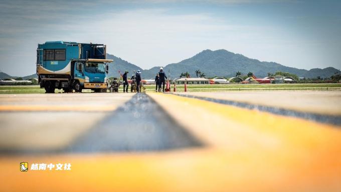 越南內排機場停機坪溫度超70度,地勤人員堅守崗位