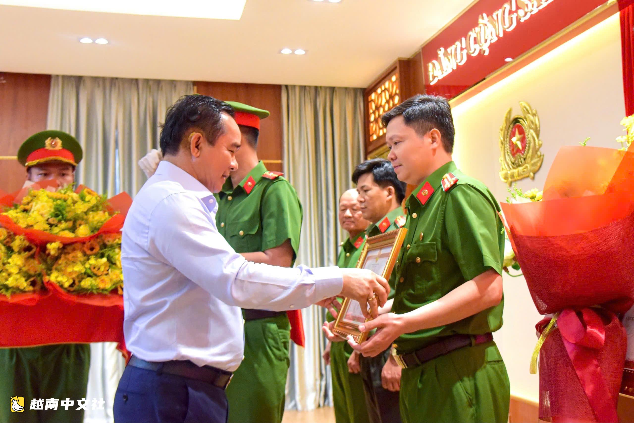 越南胡志明市獎勵在濱城坊槍殺案中抓獲兩名薩摩亞嫌疑人的警力