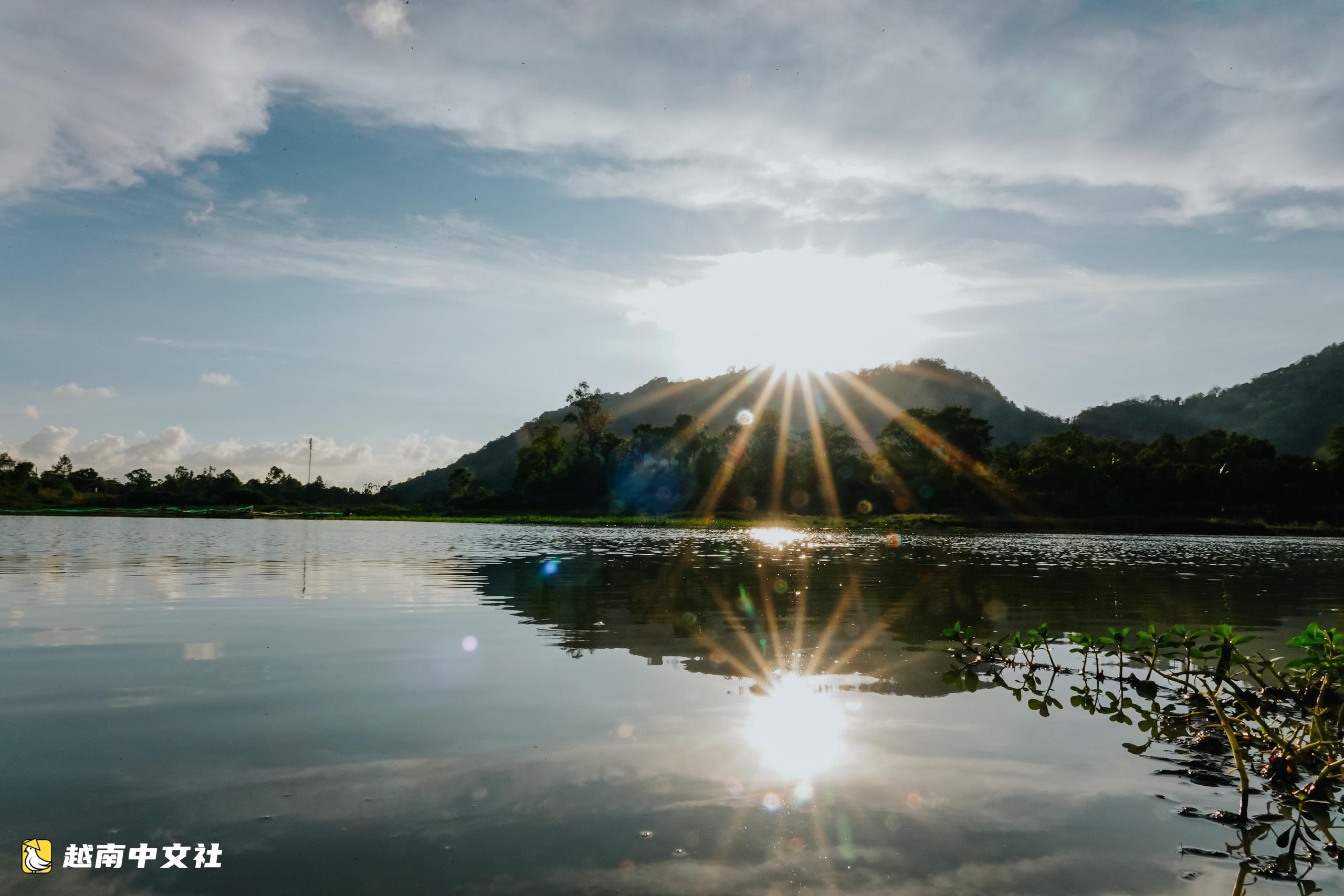 到越南烏圖湖欣賞山水美景,品嚐竹葉烤雞