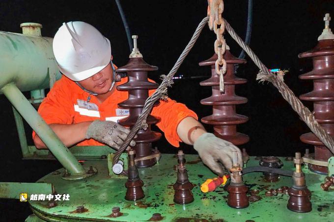 越南電力工人高溫下忙碌工作