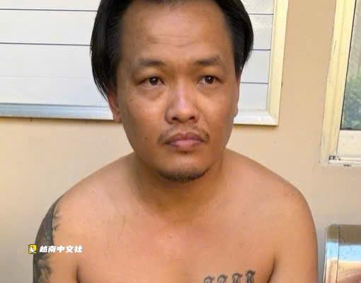 越南同奈-胡志明市販毒團伙頭目持刀和胡椒噴霧襲警