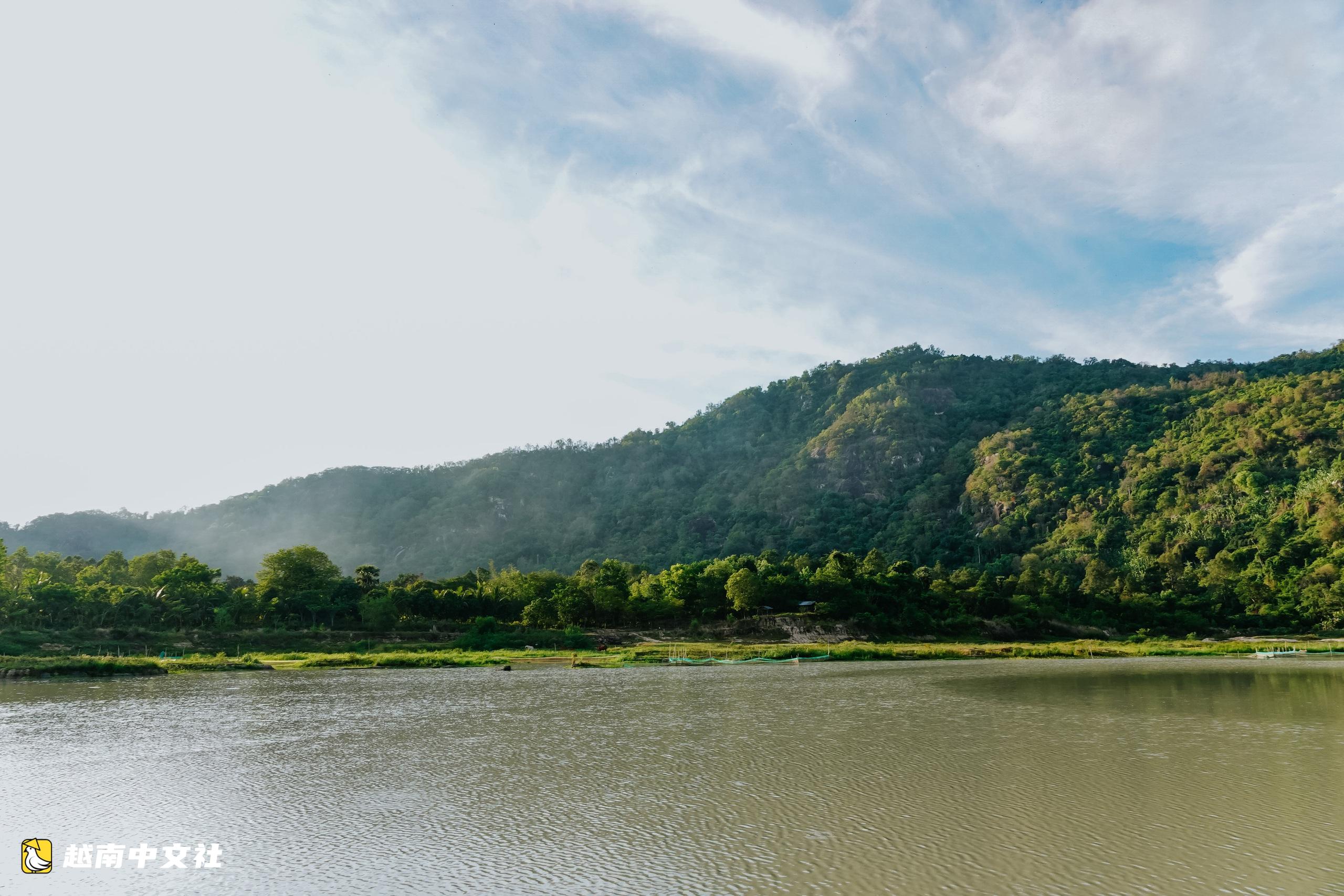 到越南烏圖湖欣賞山水美景,品嚐竹葉烤雞