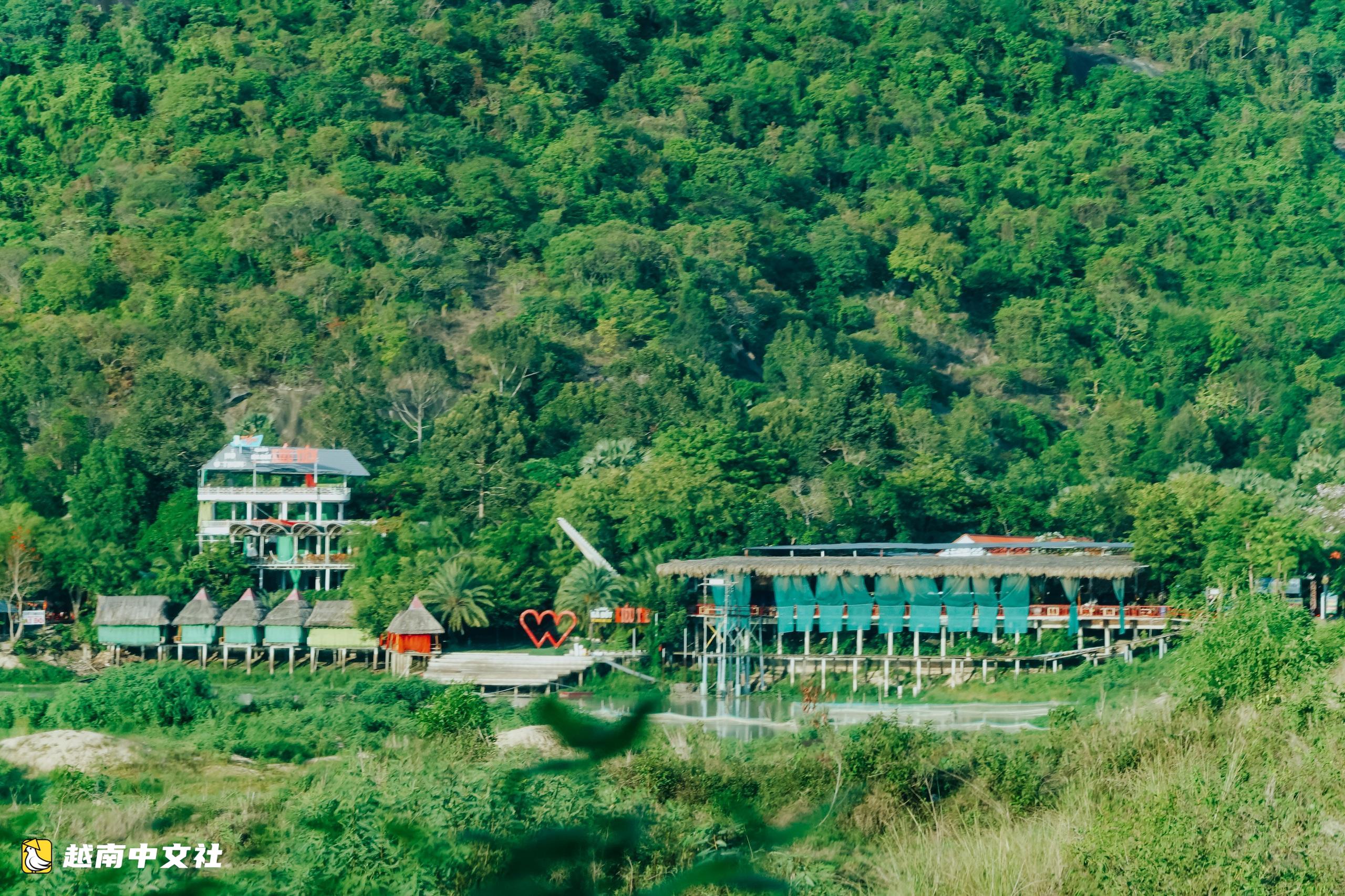 到越南烏圖湖欣賞山水美景,品嚐竹葉烤雞