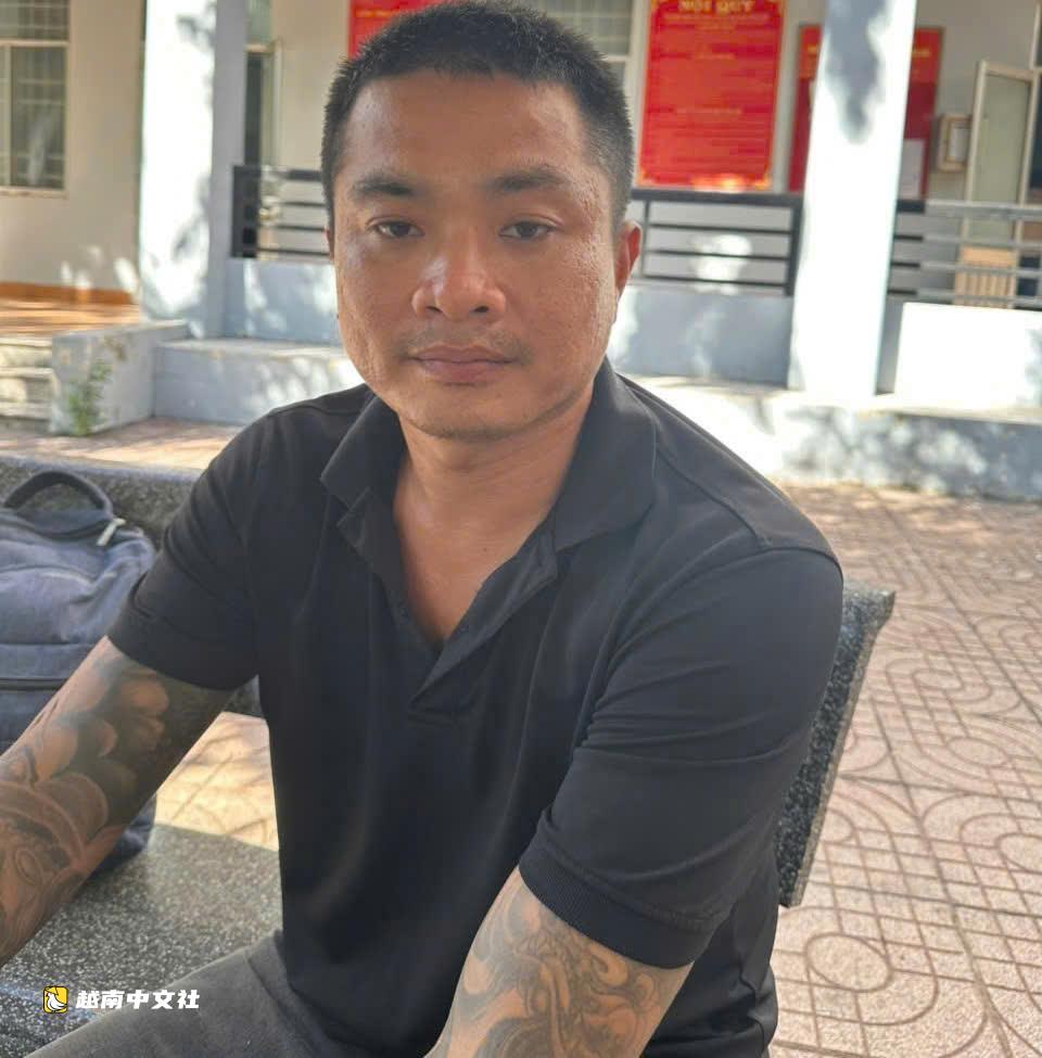 越南同奈-胡志明市販毒團伙頭目持刀和胡椒噴霧襲警