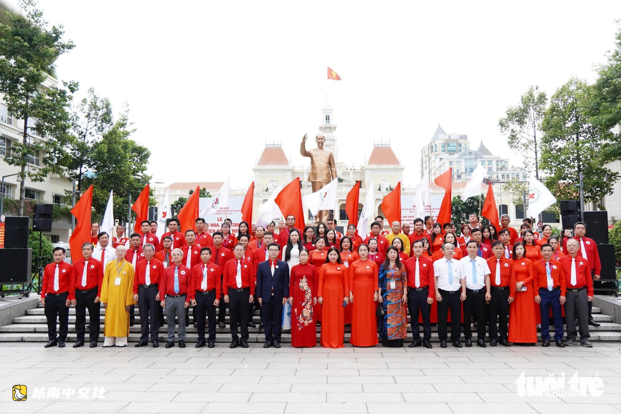 越南胡志明市紅十字會首屆代表大會代表團敬獻花籃緬懷胡志明主席