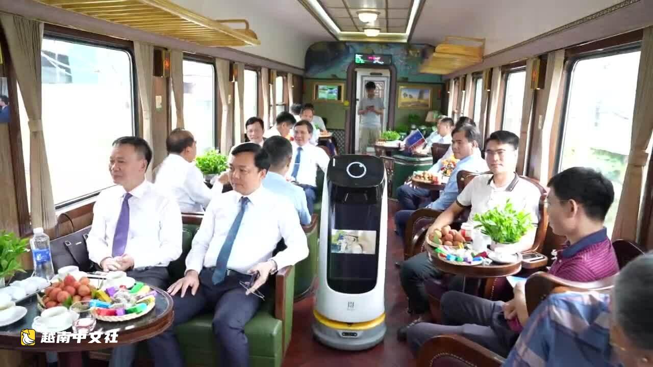 越南將服務機器人帶上客運列車