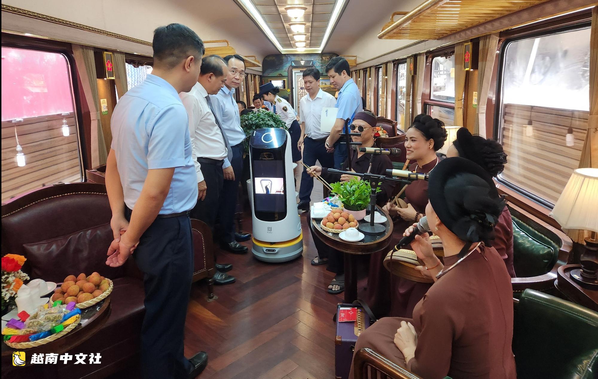 越南鐵路部門推出帶指揮車廂的專列