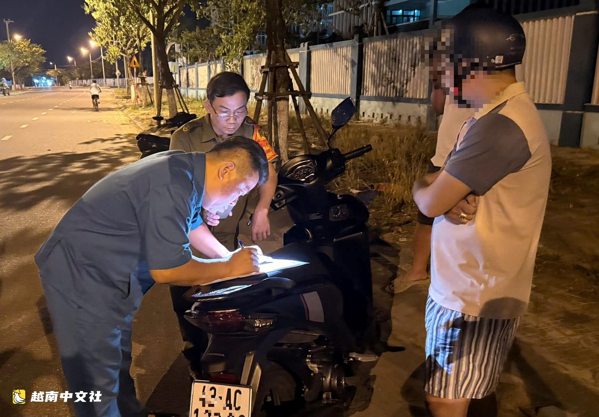 越南岘港市五行山郡:一边秘密巡逻处罚乱扔垃圾,一边为居民解决大件垃圾难题