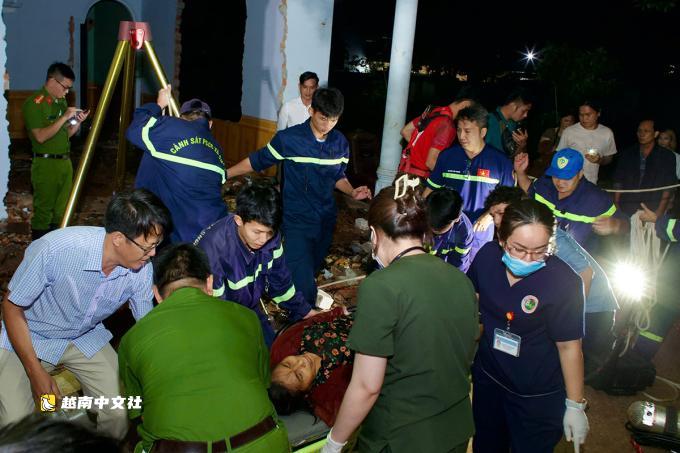 越南一名婦女被困30米深井8小時後獲救