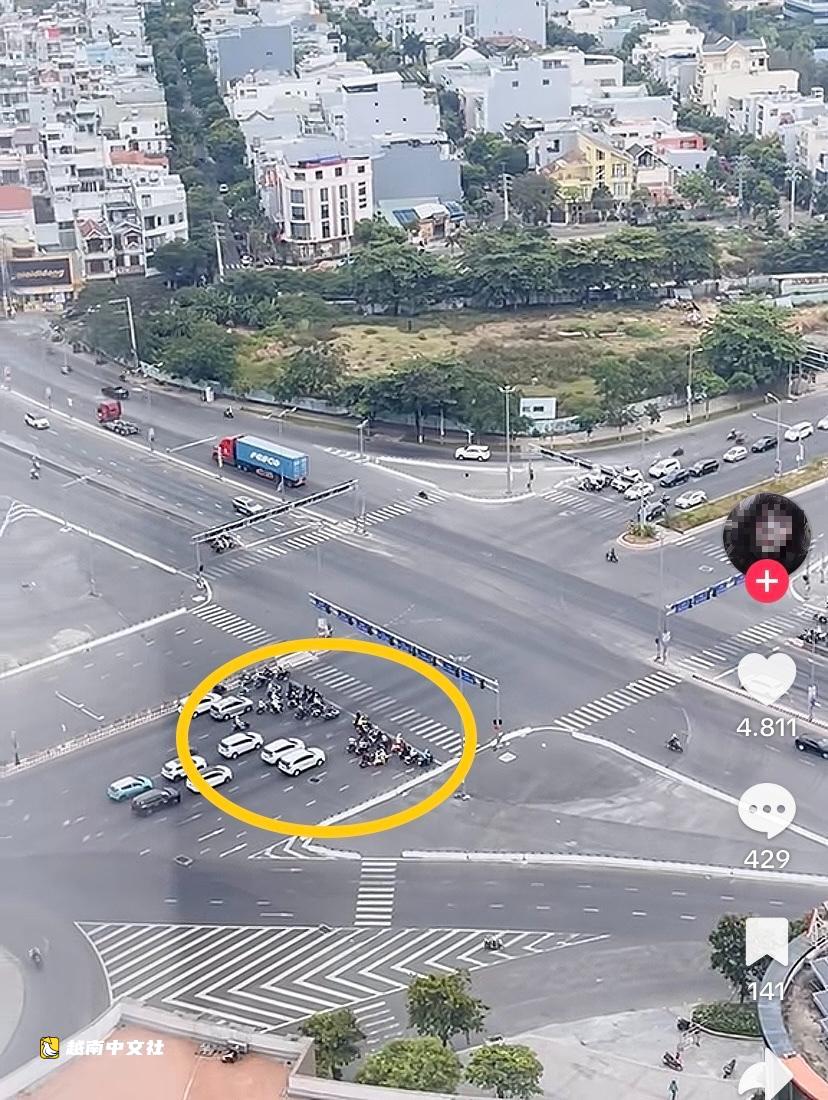 越南峴港交通文化:停車等紅燈時,轎車後退5米為摩托車讓路