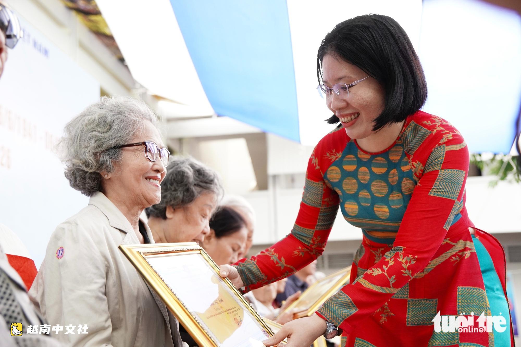 越南富潤坊向1000多位高齡老人祝壽