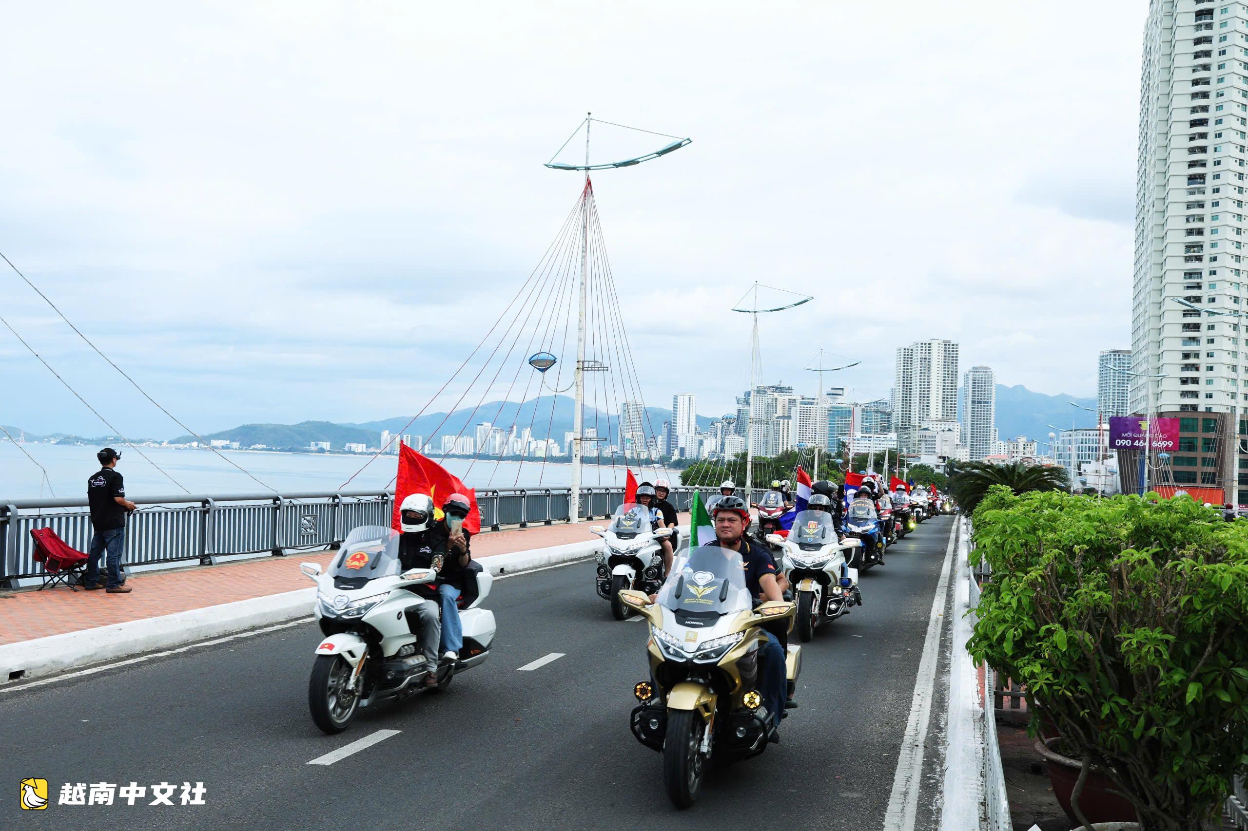 越南芽莊：數千輛摩托車沿海濱道路巡遊，遊客歡呼雀躍