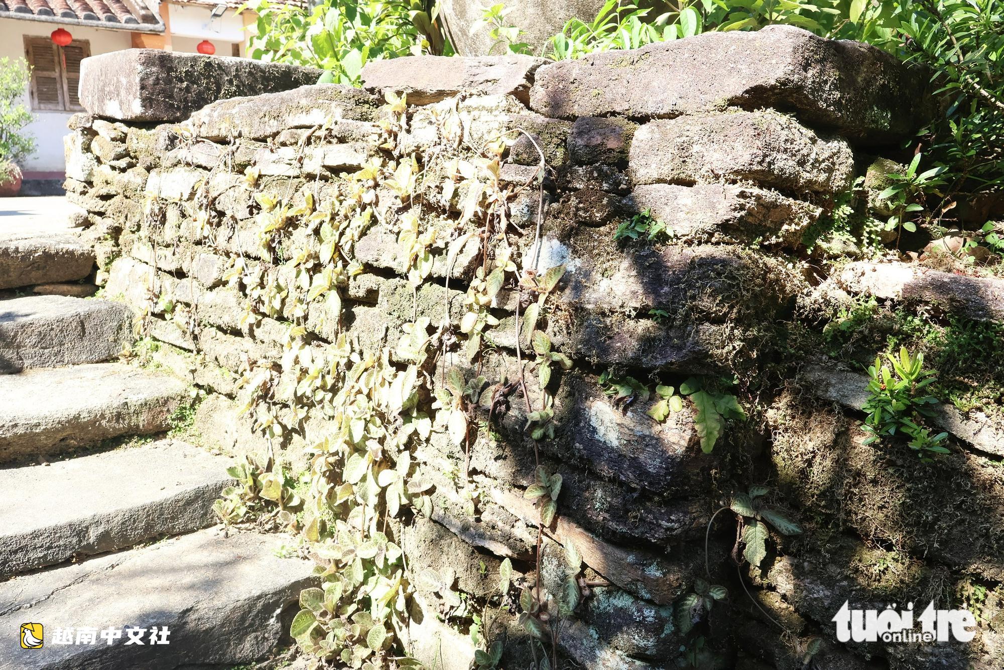迷失在越南祿安古村,百年石砌門廊和石牆獨具特色