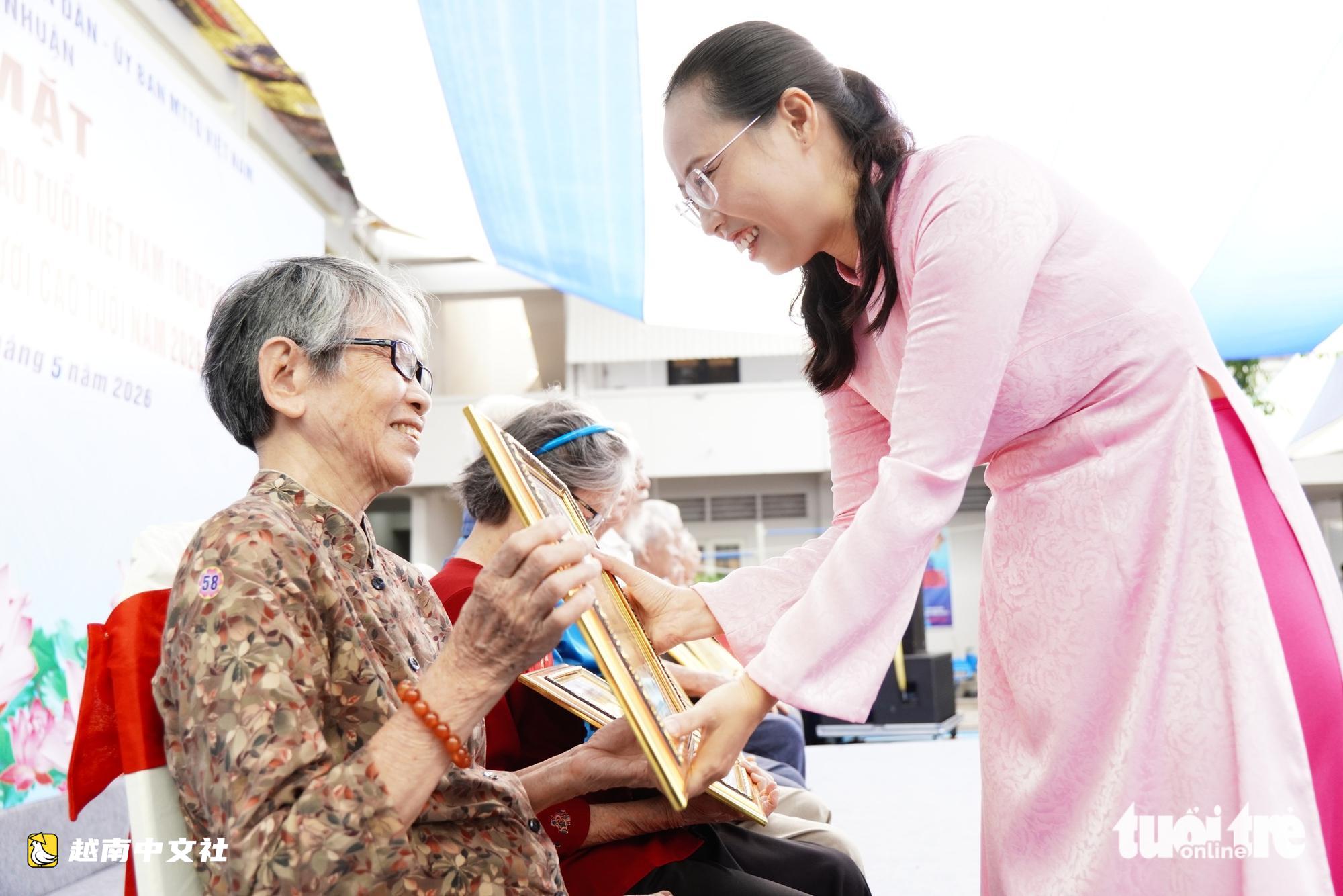 越南富潤坊向1000多位高齡老人祝壽