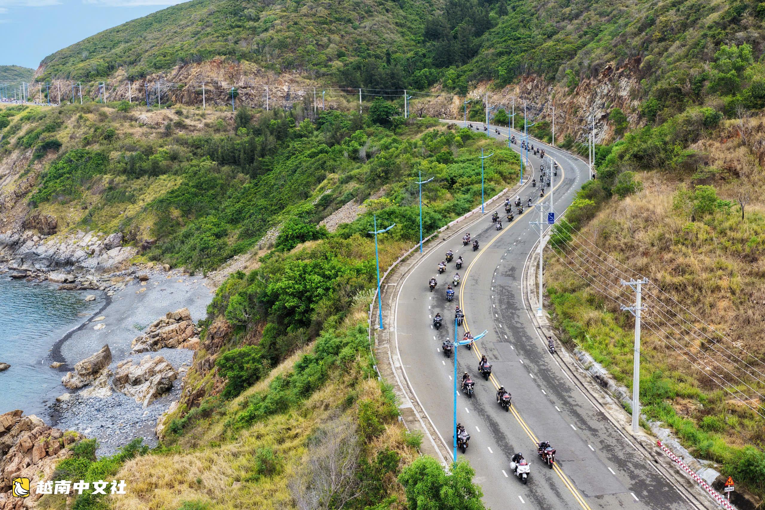 越南芽莊：數千輛摩托車沿海濱道路巡遊，遊客歡呼雀躍