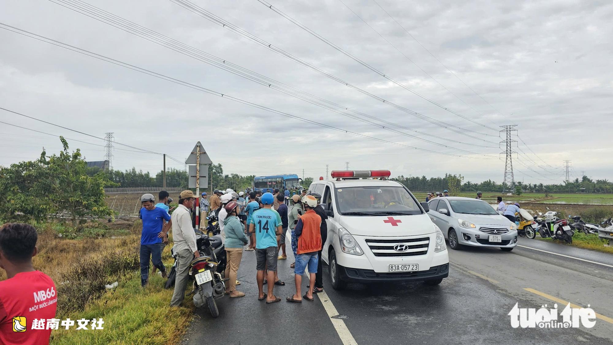 越南朔莊省繞城路上客車與3輛摩托車相撞,致2死2傷