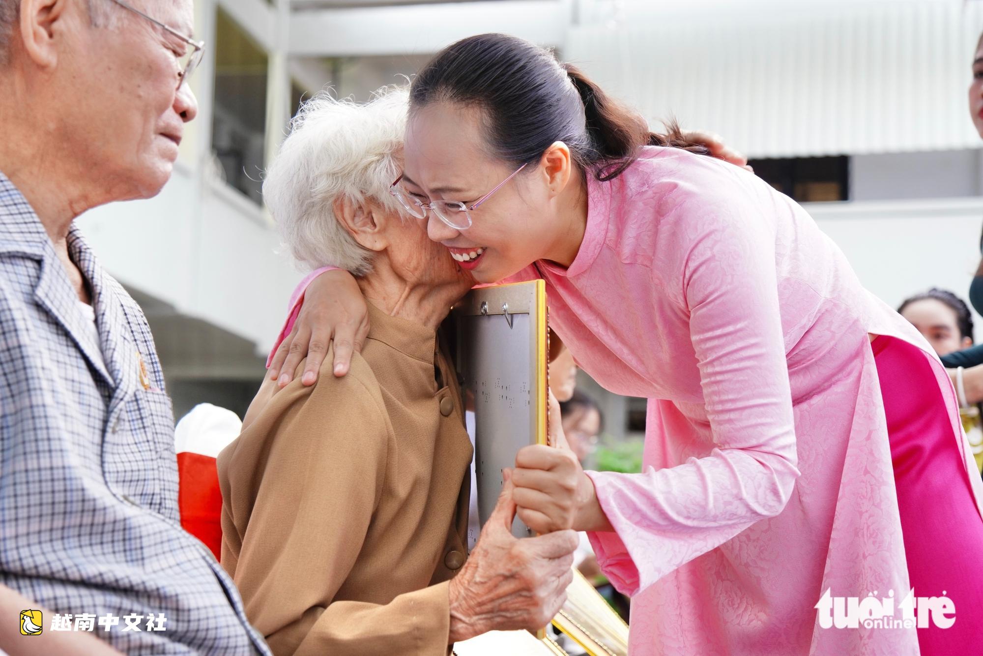越南富潤坊向1000多位高齡老人祝壽