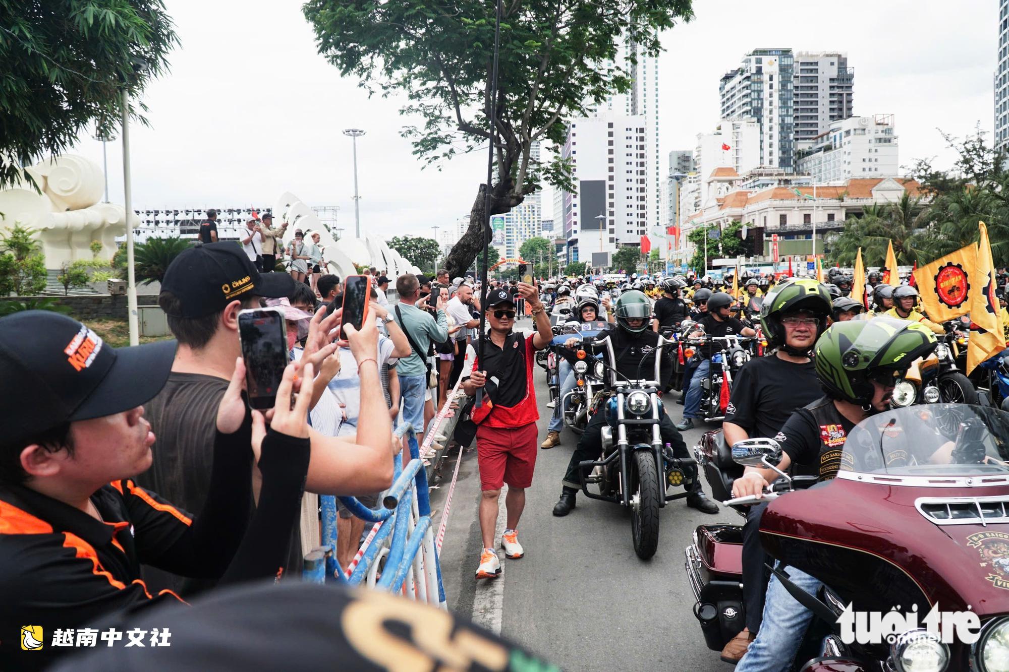 越南芽莊：數千輛摩托車沿海濱道路巡遊，遊客歡呼雀躍