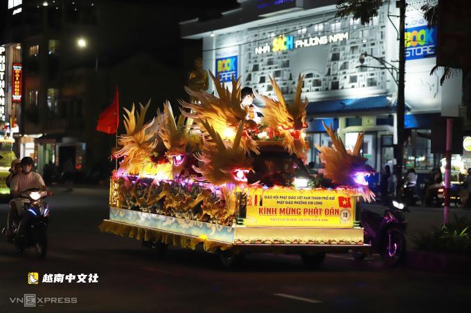 越南順化32輛花車遊行慶祝佛誕