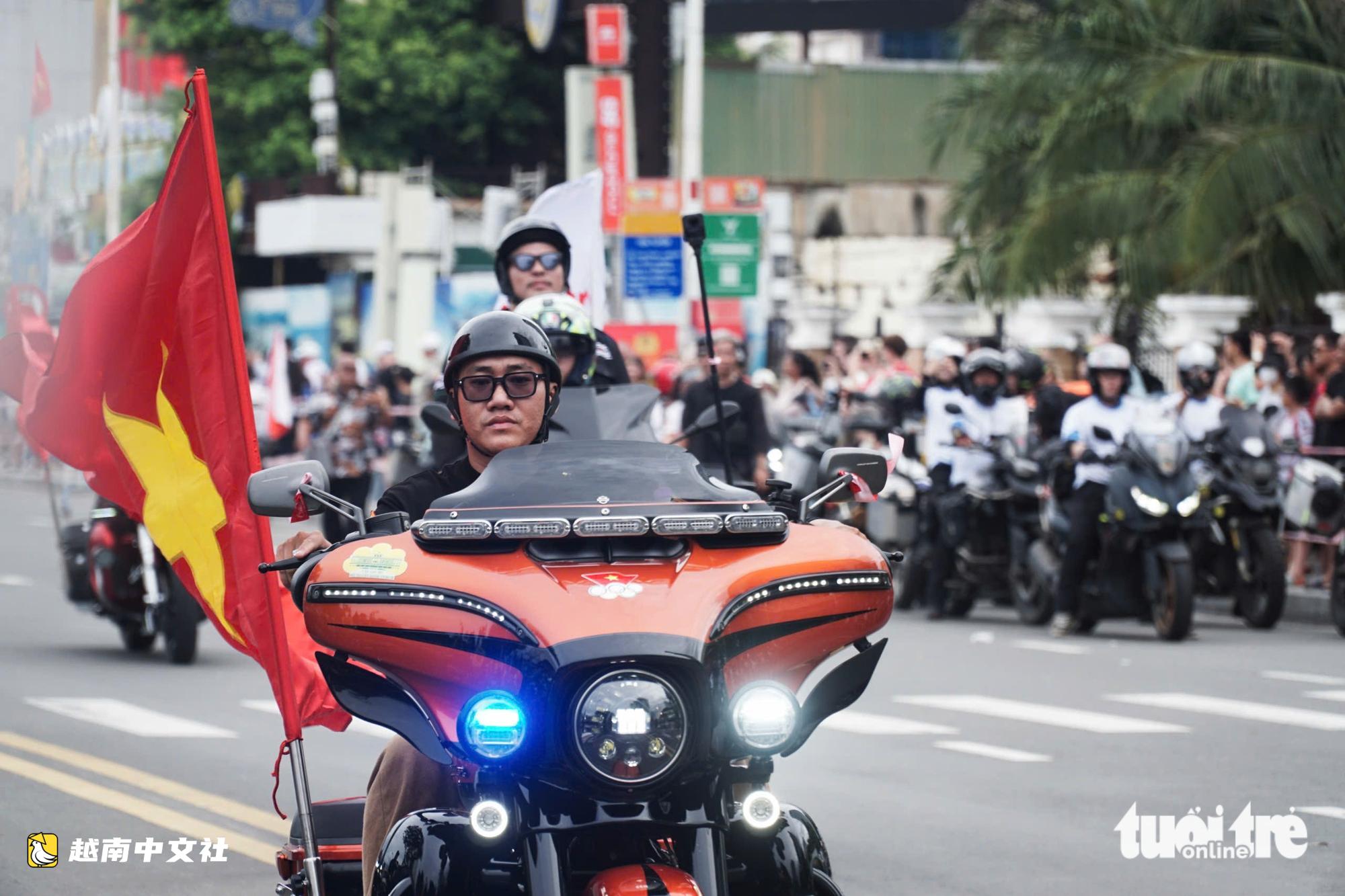 越南芽莊：數千輛摩托車沿海濱道路巡遊，遊客歡呼雀躍