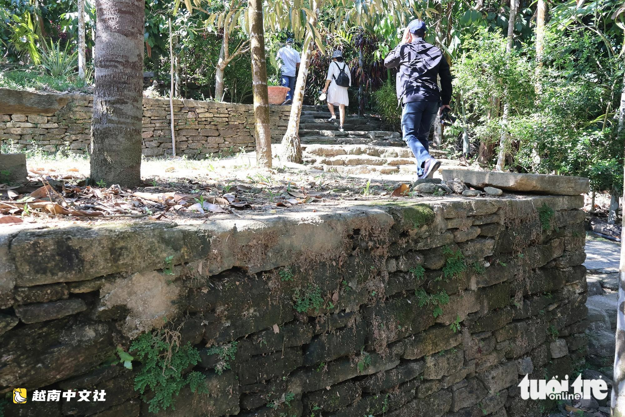 迷失在越南祿安古村,百年石砌門廊和石牆獨具特色