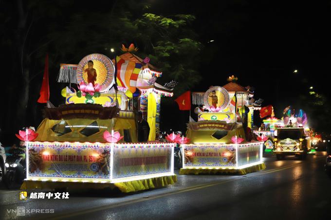 越南順化32輛花車遊行慶祝佛誕