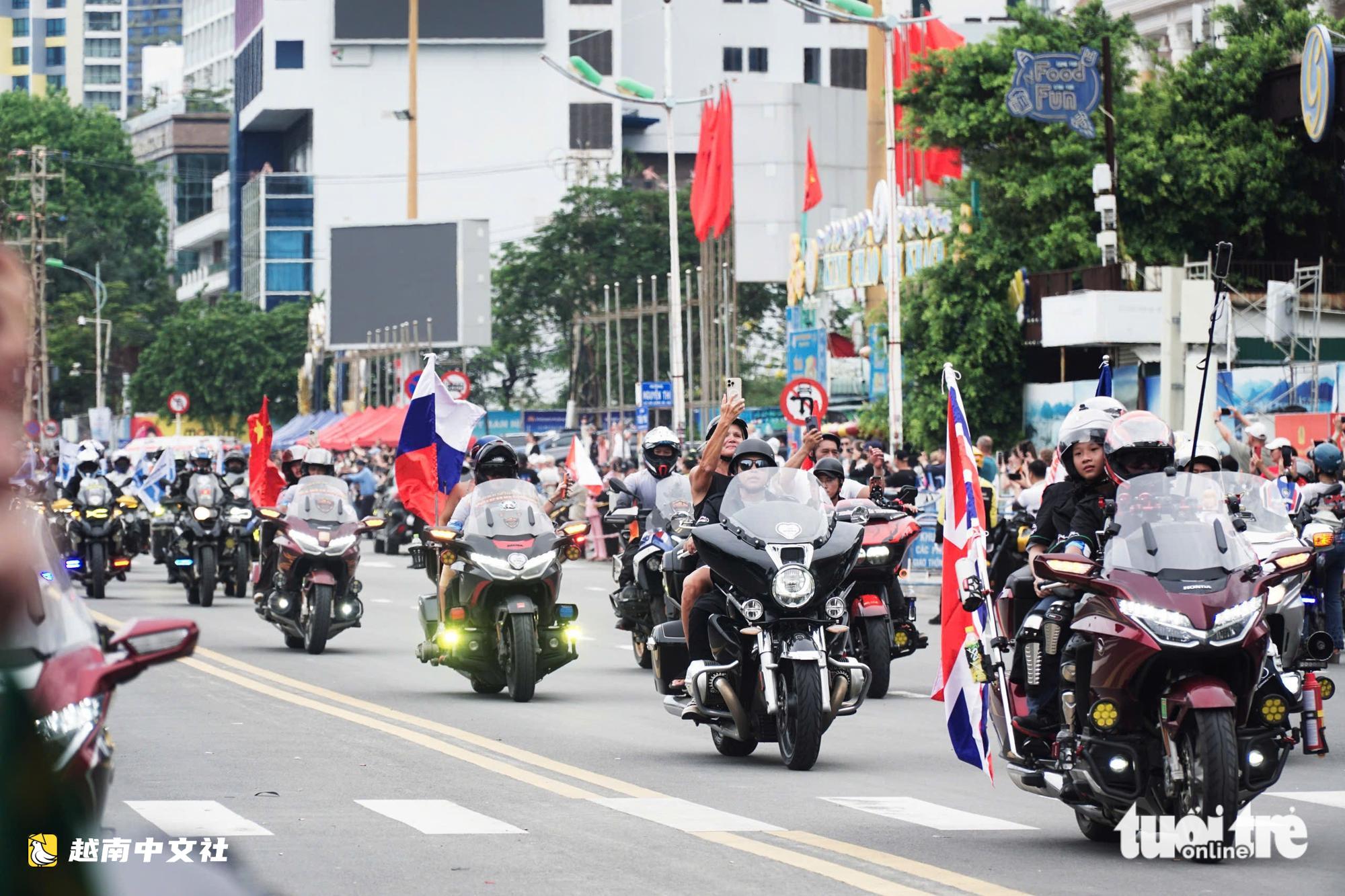 越南芽莊：數千輛摩托車沿海濱道路巡遊，遊客歡呼雀躍