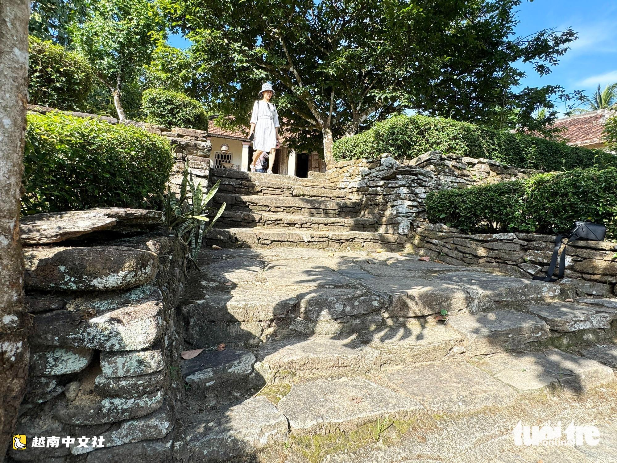 迷失在越南祿安古村,百年石砌門廊和石牆獨具特色