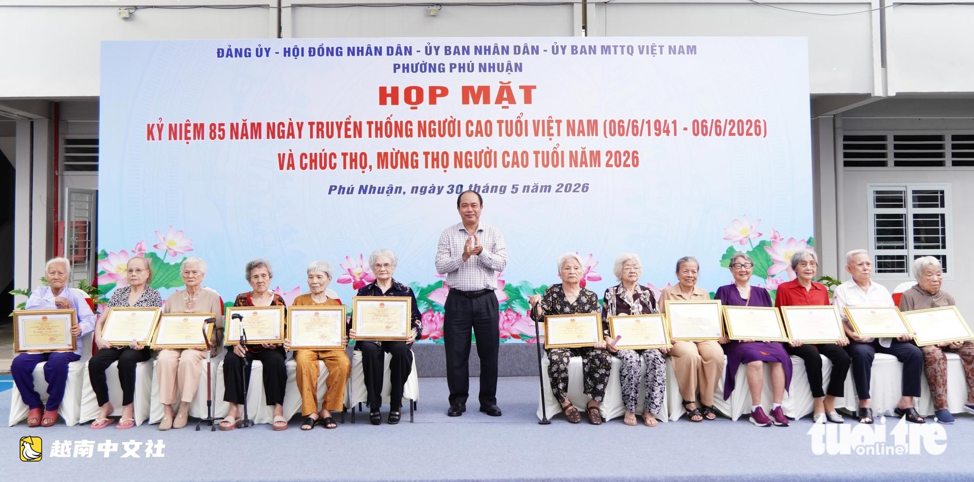 越南富潤坊向1000多位高齡老人祝壽