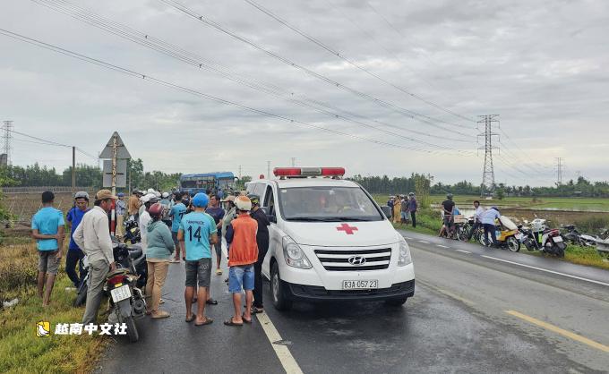 越南芹苴客車撞三輛摩托車致2人死亡