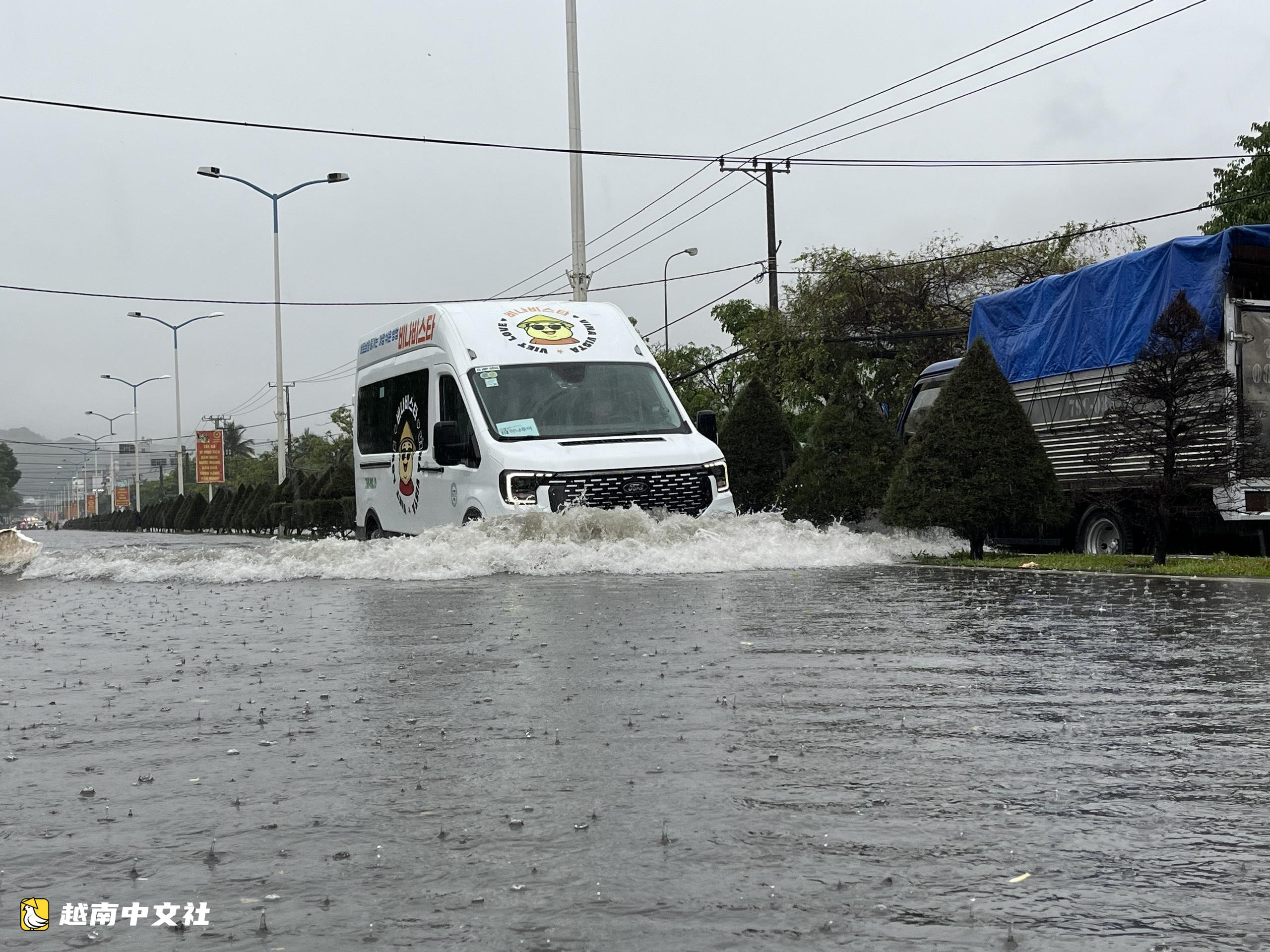 越南芽莊大雨致多地嚴重內澇