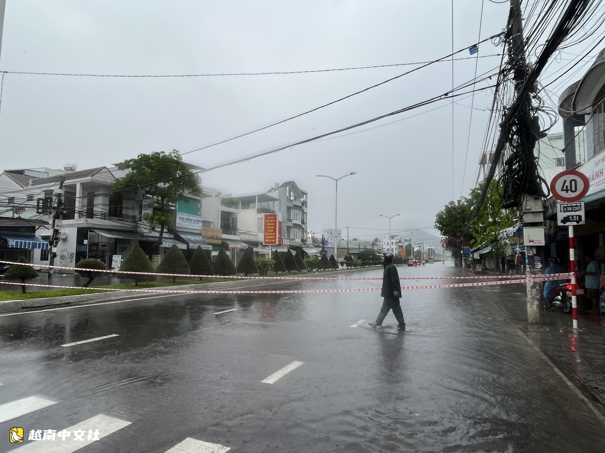 越南芽莊大雨致多地嚴重內澇