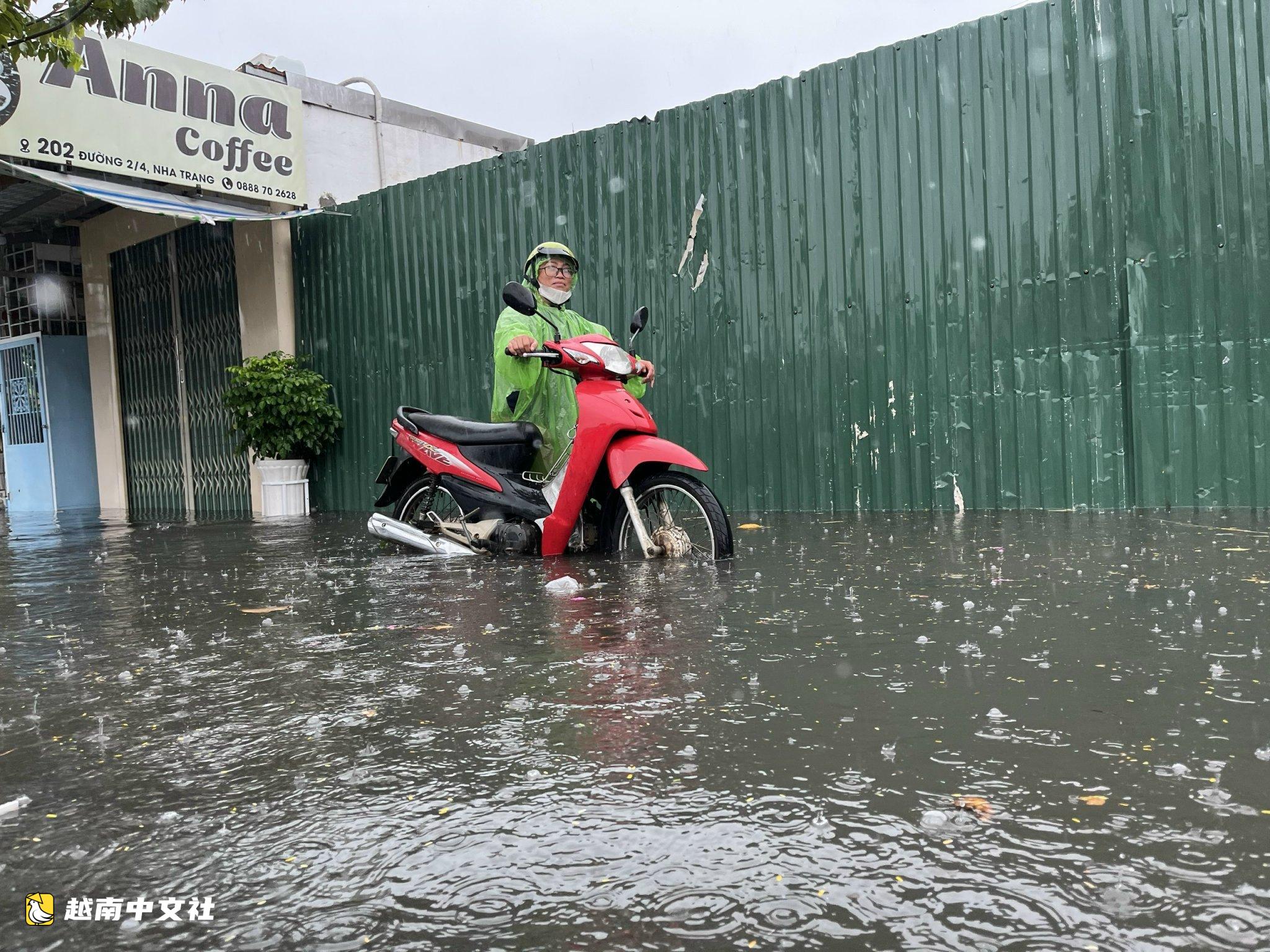 越南芽莊大雨致多地嚴重內澇