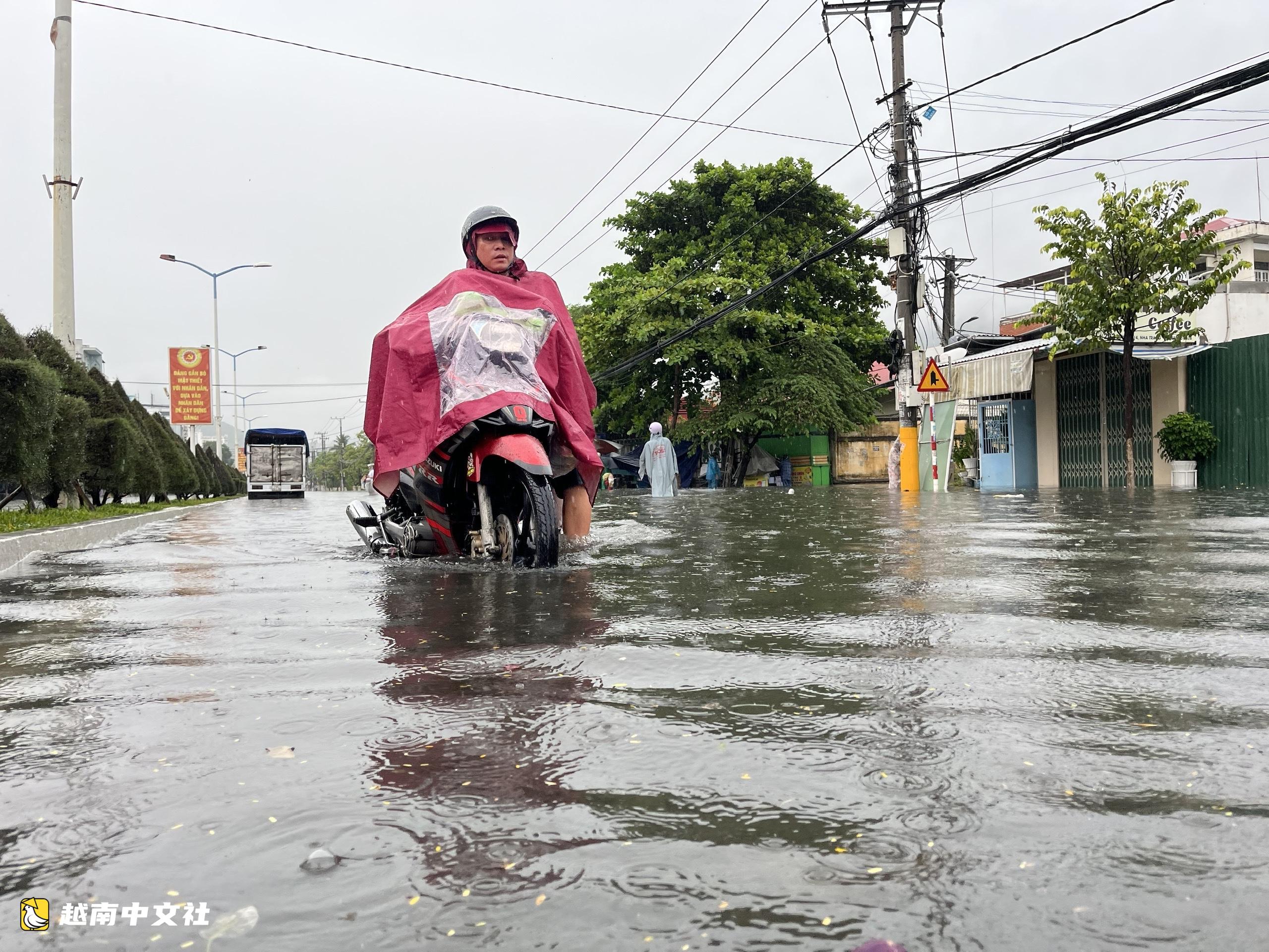 越南芽莊大雨致多地嚴重內澇